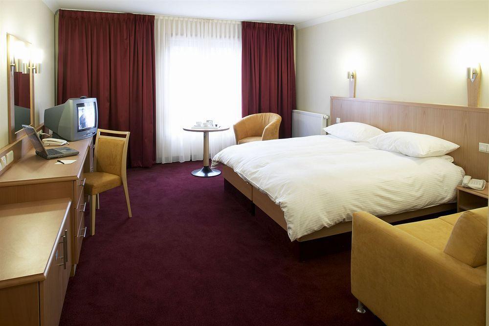 Clayton Hotel Dublin Airport Coolock Room photo